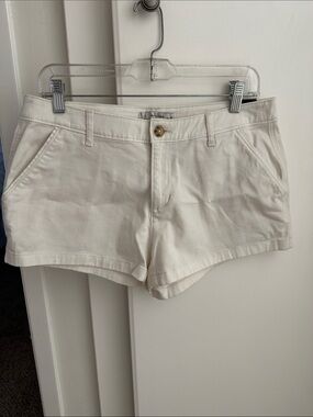 NWT Abercrombie White/Cream Twill Shorts NWT women’s size 10 (size 30”)